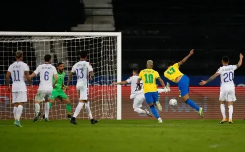 Paquetá puso el tanto que dejó eliminada a la Roja. Fuente: Getty Images.