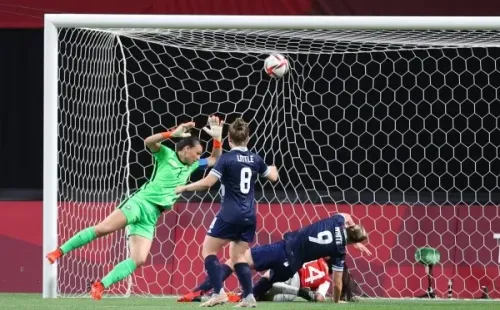Tiane Endler no tuvo nada que hacer en las dos anotaciones de Ellen White. | Foto: Getty Images.