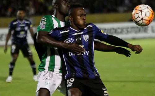 Ángulo enfrentando a Davinson Sánchez en la final de la Copa Libertadores de 2016 / FOTO: Getty Images
