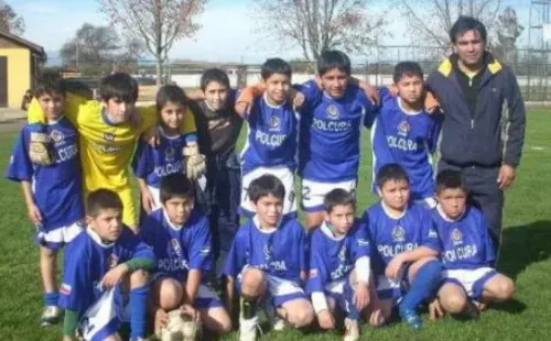 Iván Morales, quinto de izquierda a derecha arriba