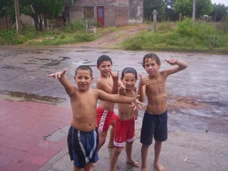 Maximiliano Falcón, segundo de izquierda a derecha