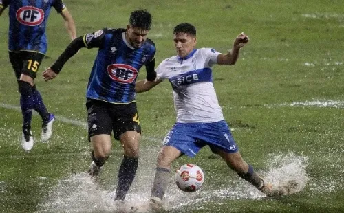 El partido entre acereros y cruzados se jugó bajo un verdadero diluvio. | Fuente: Agencia UNO.