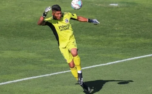 Brayan Cortés ha sabido jugar en el arco de Colo Colo. | Foto: Agencia UNO.