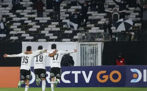 Joan Cruz, Iván Morales y Gabriel Suazo, tres formados en el club celebrando ante sus hinchas / FOTO: Agencia Uno