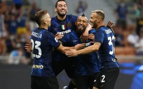 El plantel del Inter celebrando junto a Arturo Vidal / FOTO: Getty Images