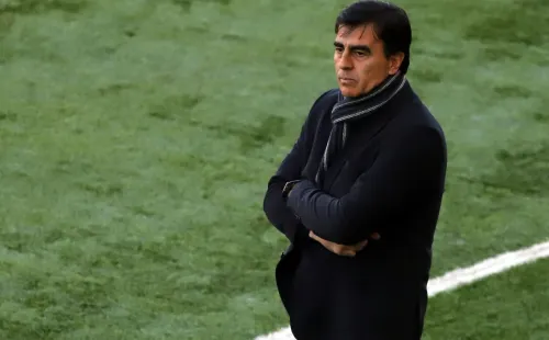 Gustavo Quinteros salvó a Colo Colo del descenso y ahora lo tiene como puntero del Campeonato Nacional. Fuente: Agencia UNO.