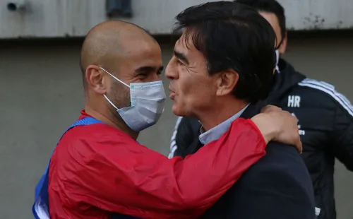 El saludo de Sebastián Sáez y Gustavo Quinteros previo al partido | Foto: Agencia Uno