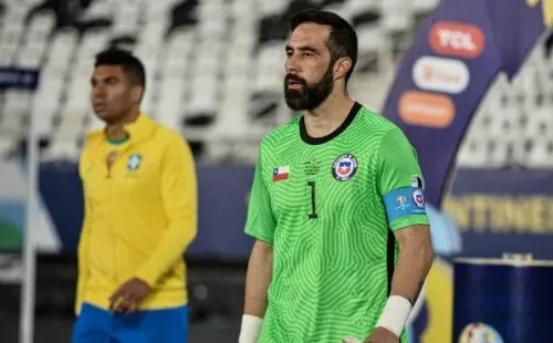 No está garantizada la presencia de Claudio Bravo ante Brasil / FOTO: Agencia Uno