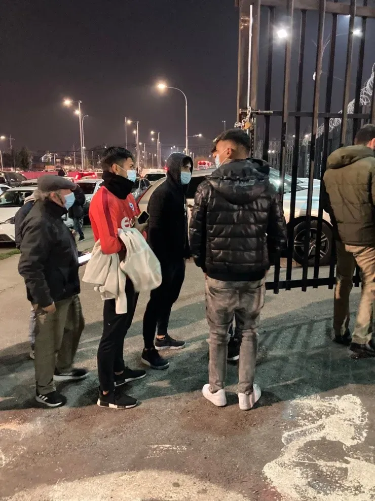 Jugadores de Colo Colo llegaron al Monumental para acompañar a Iván Morales. (Foto:@JecarAndres)