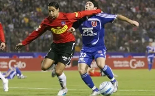 El 2008 se usó esta camiseta solo para un par de amistosos, destacando uno con el archirrival. Foto: Archivo.