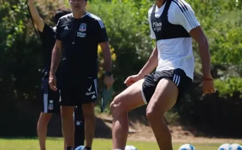 Gustavo Quinteros observando atento los trabajos de sus dirigidos / FOTO: Colo Colo