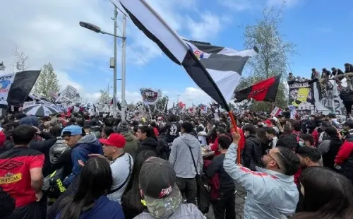 Miles de hinchas albos llegaron al Estadio Monumental para dar el último aliento a Colo Colo previo al Superclásico. | Foto: Sebastián Munizaga.