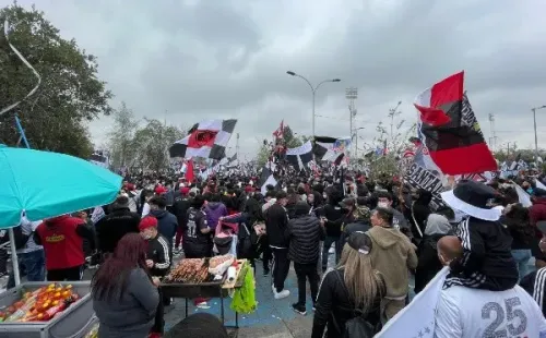 Los hinchas albos llegaron en masa al Estadio Monumental. | Foto: Sebastián Munizaga.