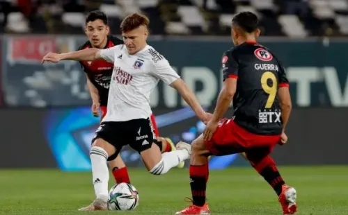Leonardo Gil intentó con un tiro libre que fue bien parado por Pérez. | Foto: Agencia UNO.
