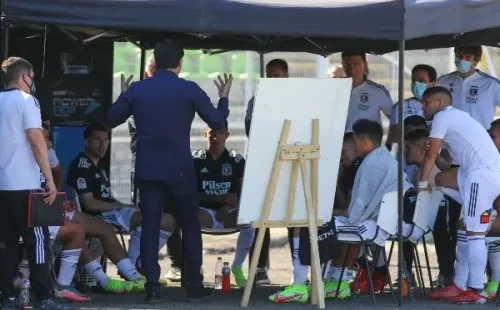 El profe y sus alumnos al entretiempo en La Cisterna. | Foto: Agencia UNO.
