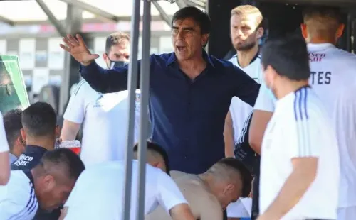 Gustavo Quinteros se las tuvo que ingeniar para dar la charla técnica al entretiempo ante Palestino. | Foto: Agencia UNO.