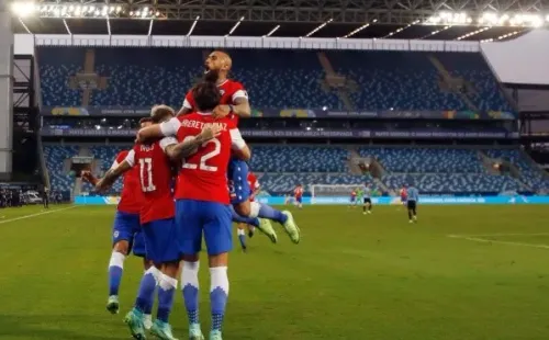 Uno que se perderá el partido ante Perú será Arturo Vidal, quien estará suspendido por acumulación de amarillas. | Foto: Getty Images.