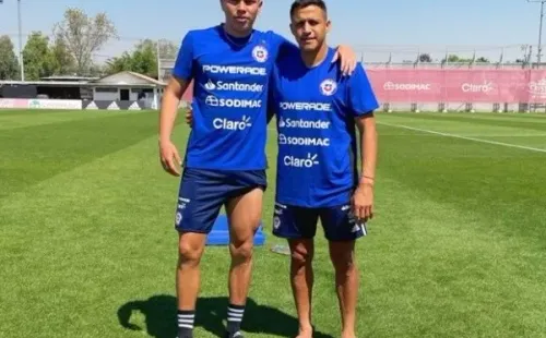 Lucas Soto junto a Alexis Sánchez