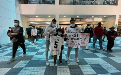 El niño feliz con su camiseta del Colo. (Foto: Sebastián Munizaga)