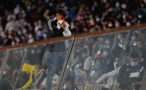El hincha atesorando la camiseta de Falcón. (Foto: Agencia Uno)