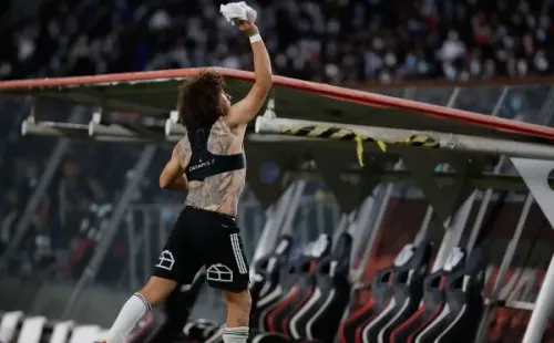 Maxi Falcón al momento de regalar su camiseta. (Foto: Agencia Uno)