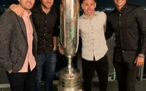 Fuentes, Zaldivia, Opazo y Morales junto al hermoso trofeo. | Foto: Captura.
