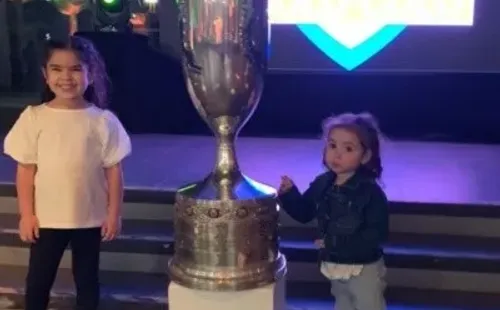 Las hijas del Torta Opazo junto al trofeo que ganó su padre. | Foto: Captura.