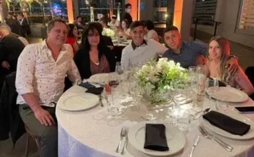 Pablo Solari llegó con sus padres a celebrar. | Foto: Captura.