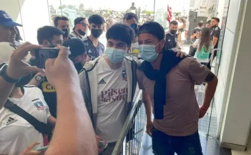 Los hinchas no desaprovecharon la oportunidad y se fotografiaron junto a Valdés. Fuente: Sebastián Munizaga.