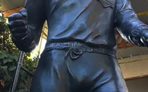 Así es la estatua en honor a Chamaco Valdés. | Foto: Radio Cooperativa.