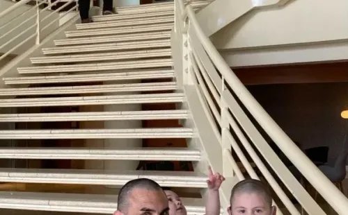 Cristián Bogado con la camiseta de Brayan Cortés