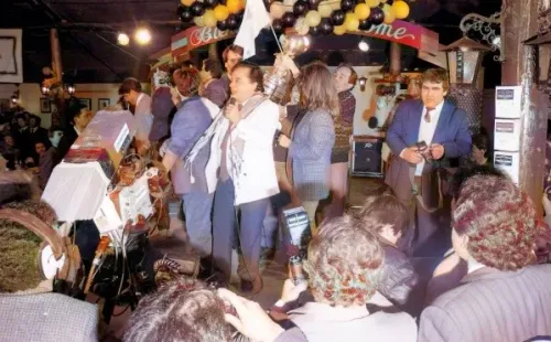 Luis Dimas en el escenario cantando y con la Copa Libertadores de fondo. | Foto: Archivo Copesa.