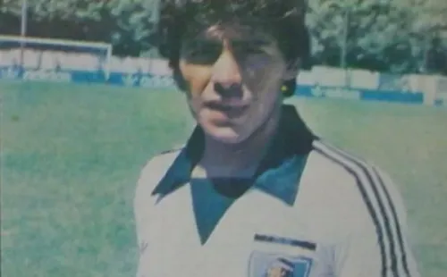 Maradona posó con la camiseta de Colo Colo en la década de los 80. | Foto: Archivo.