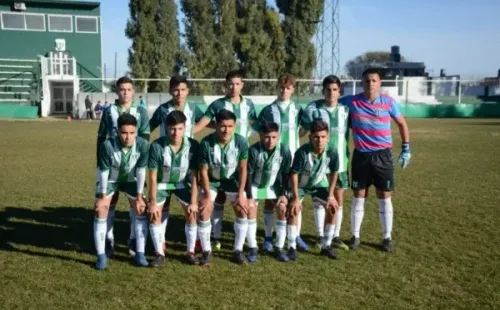Mateo Solari en Sportivo Estudiantes (San Luis). Jugadores de arriba, es el tercero de izquierda a derecha