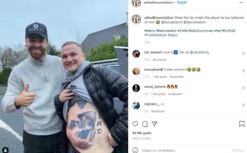 Ben con el tatuaje en su honor. | Foto: Instagram @ashwilkinsontattoo.