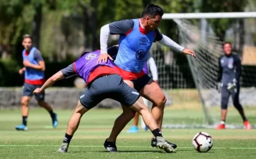 El estado físico es una de las dudas que despierta un posible regreso de Paredes al Cacique. | Foto: Colo Colo.