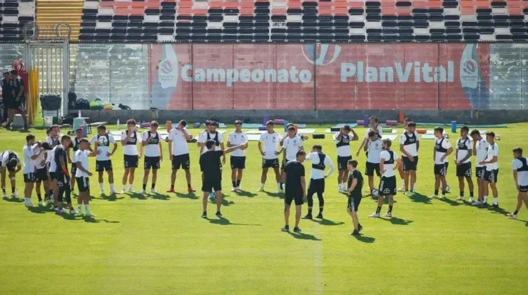 Gustavo Quinteros espera tener su plantel completo antes del inicio de la pretemporada en Argentina. | Foto: Colo Colo.