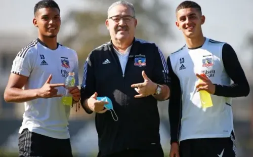 Luis Muñoz junto a Daniel Gutiérrez y Bruno Gutiérrez, dos jugadores que han sido supervisados durante su trabajo / FOTO: Colo Colo