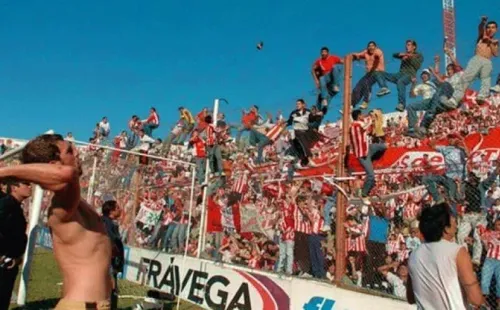Wanchope es parte de la multitud que está sobre la reja.