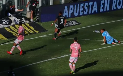 Javier Parraguez anotó el tanto de la victoria ante la UC cuando el partido expiraba. Fuente: Agencia UNO.