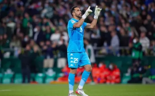 El formado en Colo Colo ya entrena para volver a defender el pórtico del Real Betis. Fuente: Getty Images.