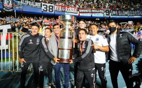 Gustavo Quinteros y su cuerpo técnico alzando la Supercopa / FOTO: Guille Salazar.