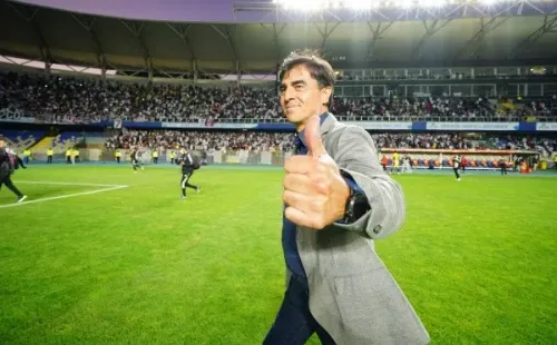 El estratega santafesino quiere un nuevo refuerzo en la elaboración de juego. Fuente: Guillermo Salazar.