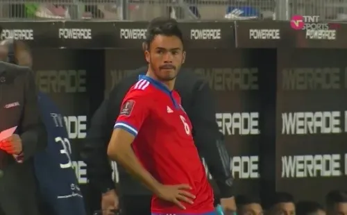 Cuando el complemento iniciaba, Martín Lasarte mandó a la cancha al capitán de Colo Colo en lugar de Sebastián Vegas. Fuente: Captura TNT Sports.