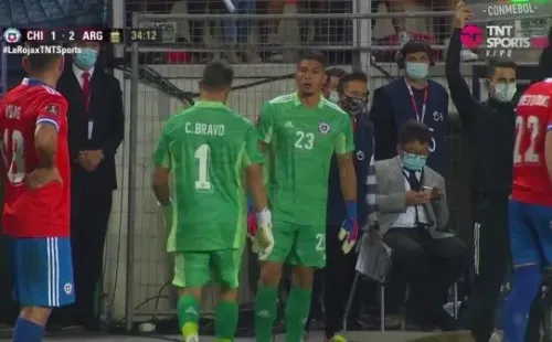 El portero de Colo Colo entró al Zorros del Desierto en lugar de Claudio Bravo que salió con molestias. Fuente: Captura TNT Sports.