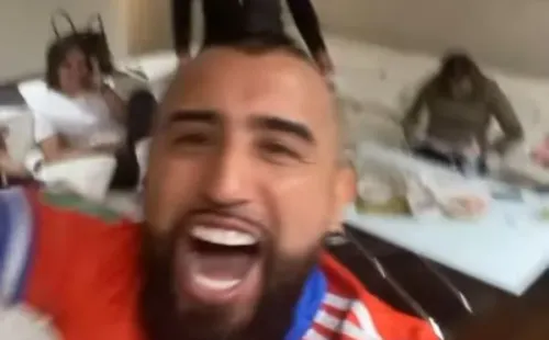El King festejó con todo el triunfazo de la Roja. Fuente: Captura.