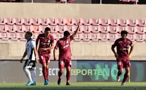 Santiago Dittborn anotó la igualdad para los granates con un golazo de casi 30 metros. Fuente: Agencia UNO.