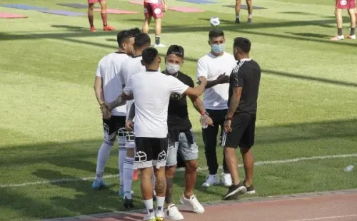El reencuentro de Bryan Soto y Leonardo Valencia con sus excompañeros de Colo Colo. Fuente: Sebastián Munizaga.