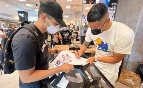 Brayan Cortés recibió el cariño de los hinchas.