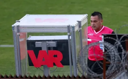 El prolongado uso del VAR atenta contra el tiempo efectivo de juego en el fútbol chileno / FOTO: Agencia Uno